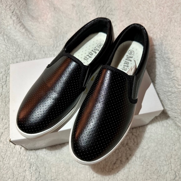 Black Slides - Picture 1 of 3